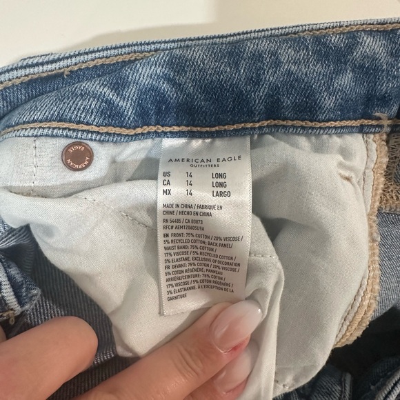 American Eagle Strigid Ripped Mom Jean - Size 14 LONG - Picture 4 of 4